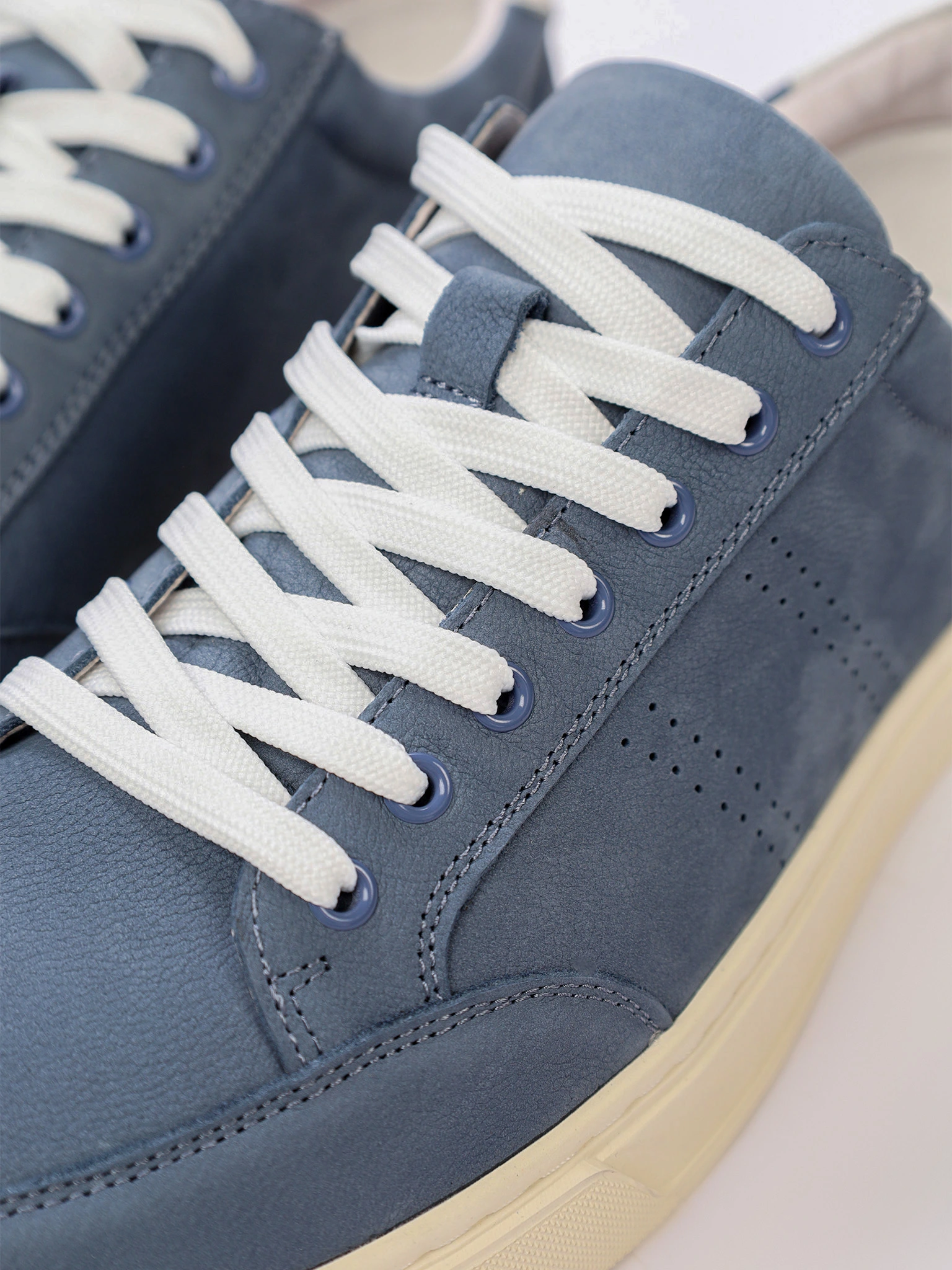 Кеды синего цвета на низкой подошве